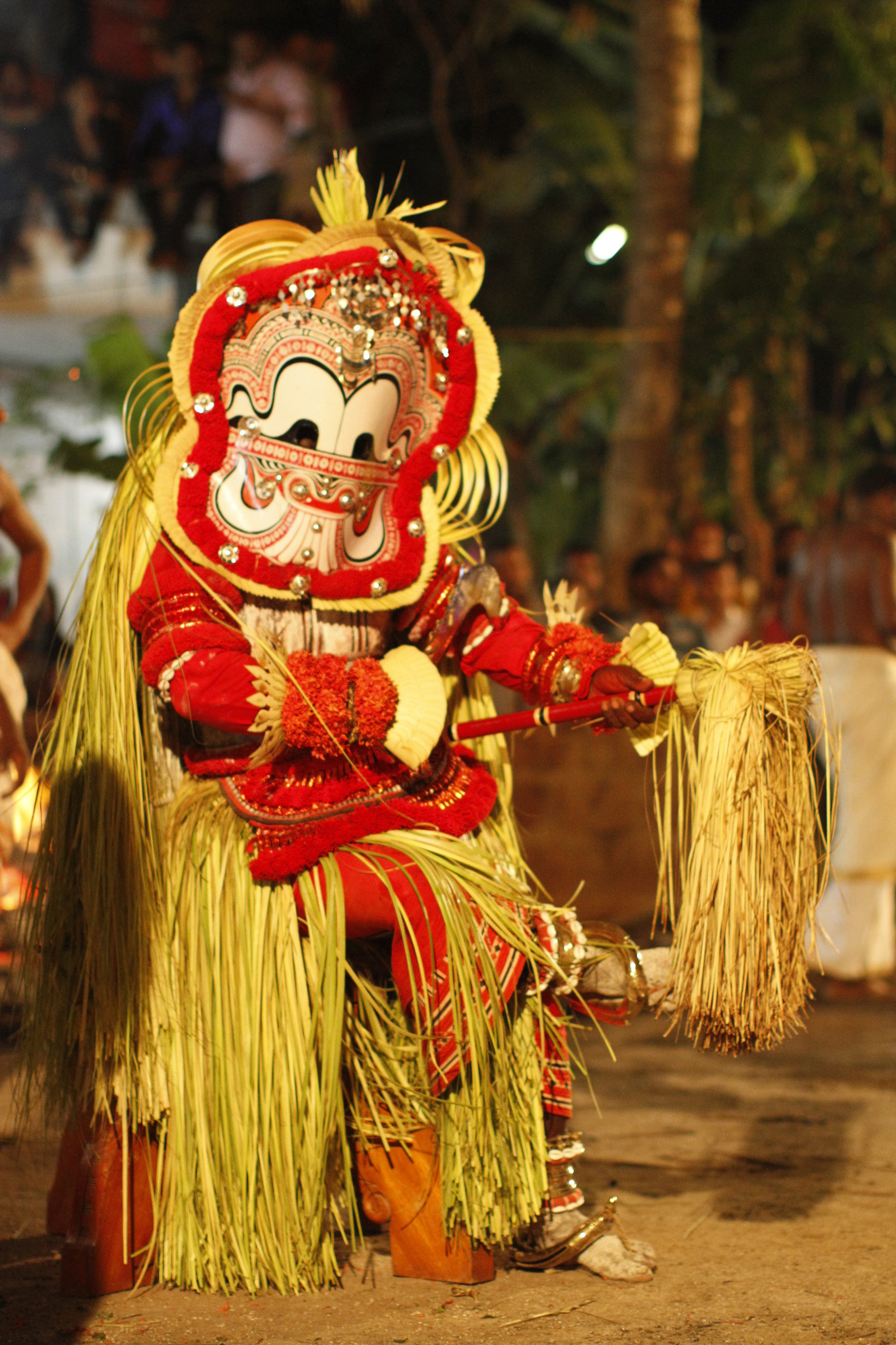 Rajesh Goyal on Twitter: "“Pottan Theyyam” can be seen as the only art form  which eliminates the suppression of the lower caste when compared to other  art forms. https://t.co/hNZHId4cNk #theyyam #GodsOwnCountry @KeralaTourism @
