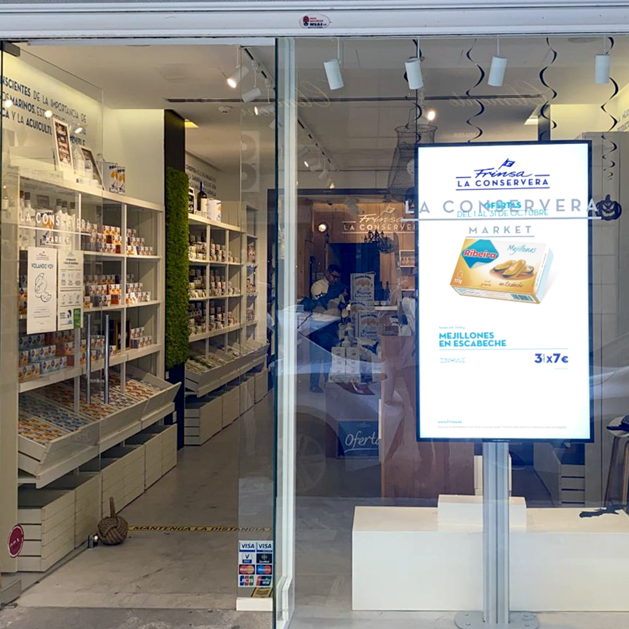 AdalidesSpain's tweet photo. ¿Truco o trato? 👻 
Con nuestra nueva pantalla de alta luminosidad en @conservasfrinsa #murcia no te perderás ninguna de sus promos 🙌

#digitalsignage #carteleríadigital #altaluminosidad #menuboard #pantallasescaparate #retail #ideasenmovimiento https://t.co/wg49mCZ4XK
