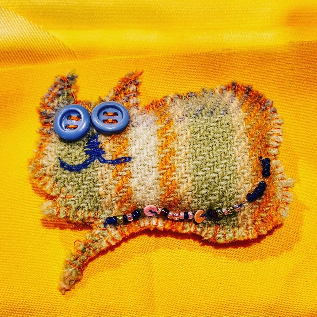 robeanne's tweet photo. Tried being creative this evening. Old blankets are not the best material to do blanket stitch on...#toosmall #frayededges #makersmovement https://t.co/VBlCxO6JLj https://t.co/sNRiYeeQHP