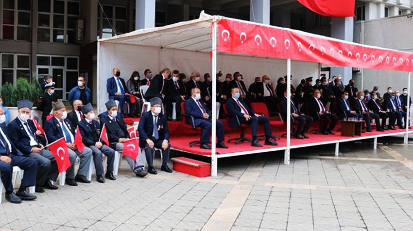 Zonguldak’taki 29 Ekim töreninde protokol üyeleri deri koltuklarda otururken, gazilere platform dışında plastik sandelyeler verileli bir gün oldu