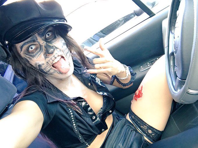 Emisi&oacute;n especial a las 20:00 ma&ntilde;ana  por el d&iacute;a de halloween! 🔥⁦@olecams_⁩ https://t.co/gqF5R2XYqo