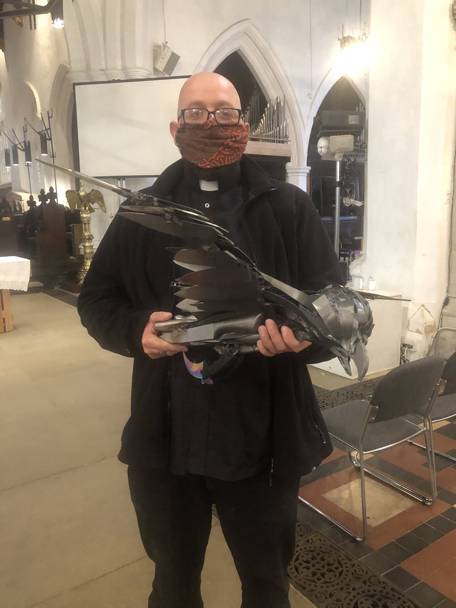 KnifePhoenix's tweet photo. It was good to see my co-Crestor @lucaslarner yesterday. Here he is giving me a good old hug. (We birds don’t have a problem with the virus, but it was kind of him to wear as mask!) He’s taken me north to Bedford for a week! https://t.co/Q8huqf5Bwi