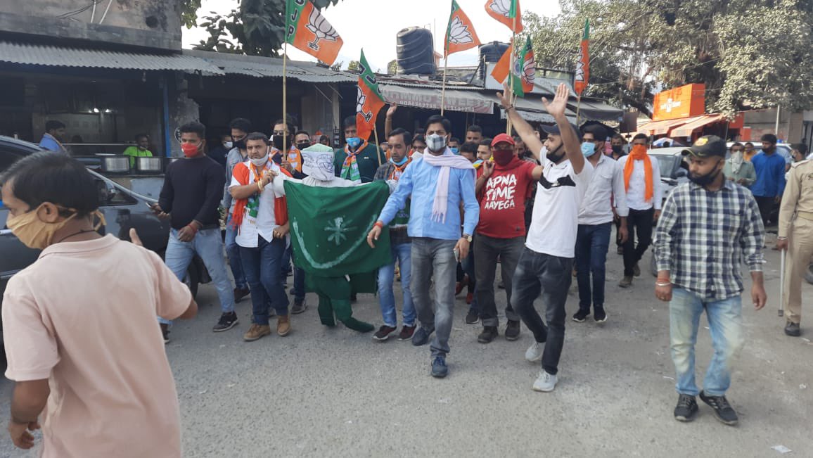 Reasi links (@reasilinks) on Twitter photo Large number of BYM activists raised slogans against Pakistan for sponsoring terrorism in Kashmir and termed the killing of three BJP leaders as coward act. The protest was held at District Reasi Main bus stand. <a href="/bjym4Reasi/">BJYM District Reasi</a> Large number of BYM activists raised slogans against Pakistan for sponsoring terrorism in Kashmir and termed the killing of three BJP leaders as coward act. The protest was held at District Reasi Main bus stand. <a href="/bjym4Reasi/">BJYM District Reasi</a>