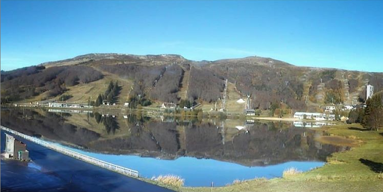 Un reflet magnifique ce matin sur le lac des #Hermines à Super Besse. Passez un bon #week-end et prenez soin de vous 😉  [via OT #Sancy]