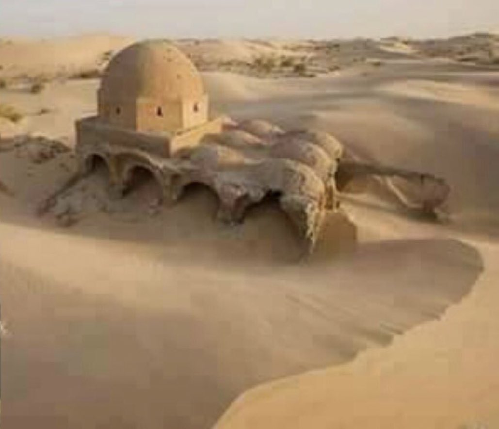 Ksa9ss's tweet image. عاصفة رملية قوية تكشف مسجداً في منطقة شروين في صحراء أدرار...الجزائر.... يعود للقرن السادس الهجري.