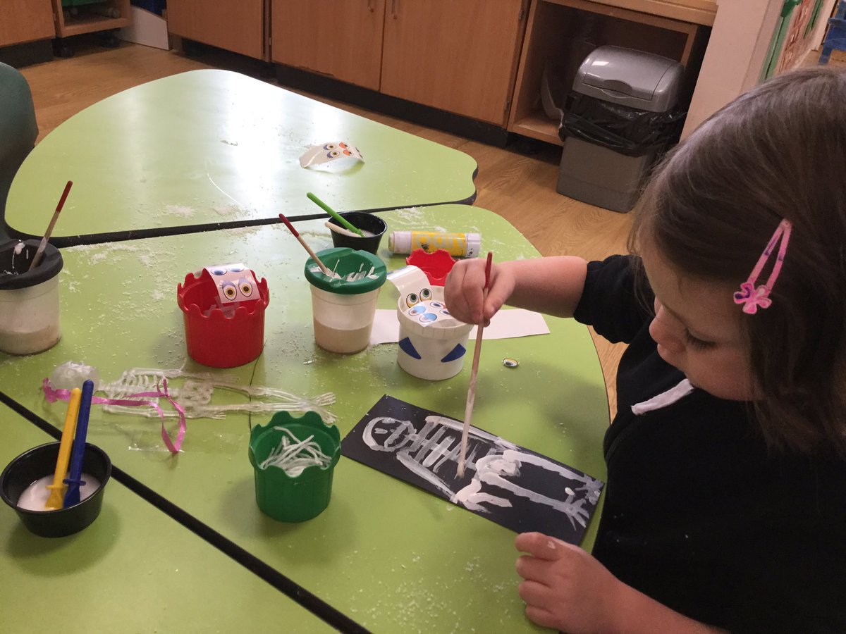 AirthNursery's tweet photo. Showing perseverance and focus to get it how we want it, while learning the different elements of a skeleton. #finerdetails #developingskills @airthprimary #elcstem https://t.co/ma4OV9P39l