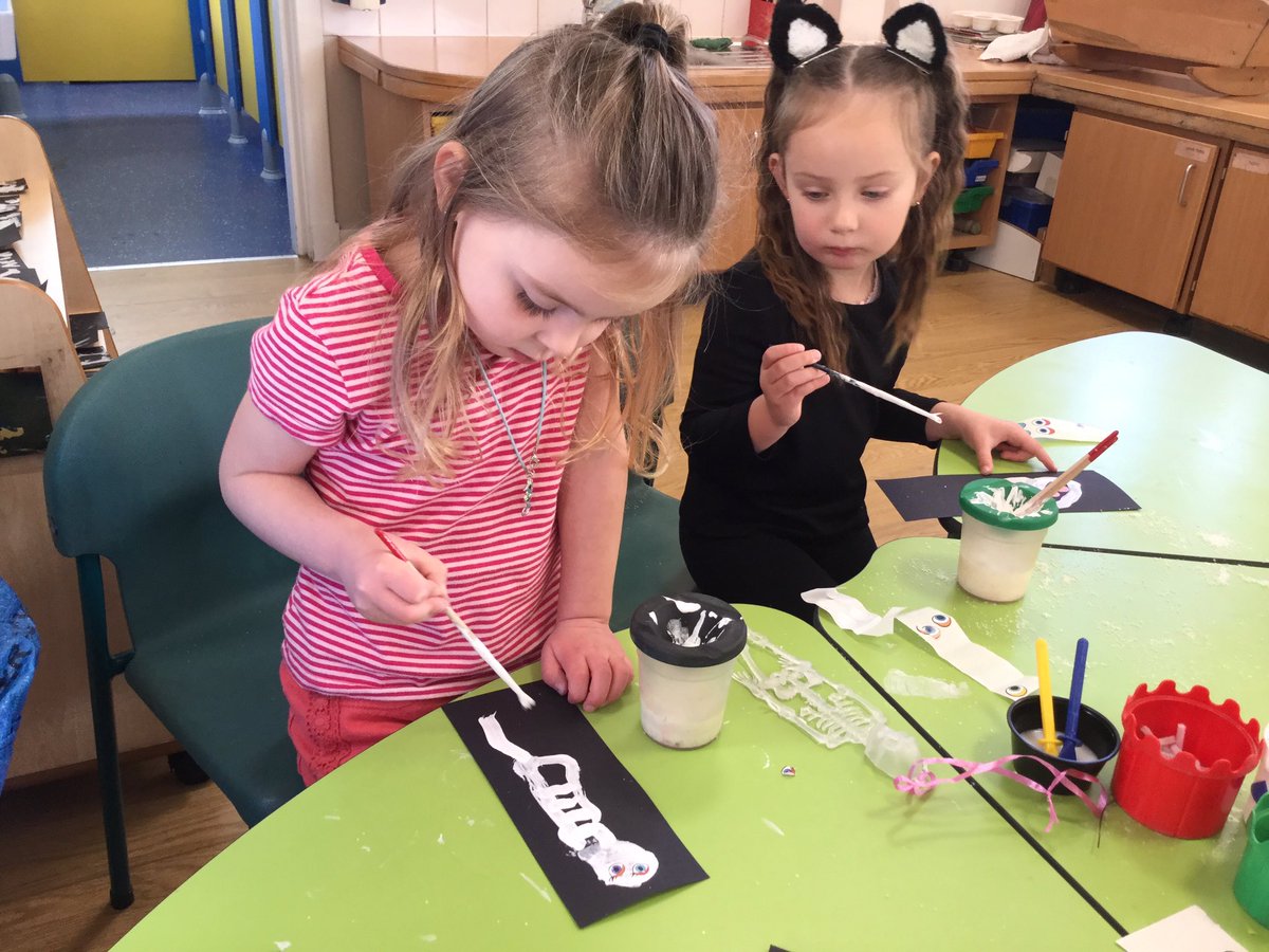 AirthNursery's tweet photo. Showing perseverance and focus to get it how we want it, while learning the different elements of a skeleton. #finerdetails #developingskills @airthprimary #elcstem https://t.co/ma4OV9P39l