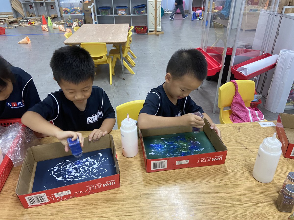 amy_ece_'s tweet photo. Preschool Ss used different colors of glitter to help express themselves as they created pictures. @AISGZ #preschool #pyp #hweo #pypearlyyears https://t.co/oRq61nN3IH