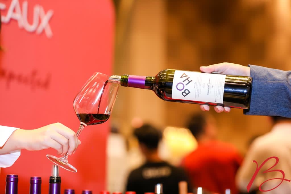 *INTERNATIONAL*
Nos vins ne sont pas confinés...La Tournée des <a href="/VinsdeBordeaux/">Les Vins de Bordeaux 🍇</a> continue en Chine ! Les #CôtesDeBordeaux y sont bien représentés, avec notamment le Château Magdeleine Bouhou en Blaye Côtes de Bordeaux que les visiteurs ont pu découvrir aujourd'hui. <a href="/VinBlaye/">Blaye Côtes de Bordeaux</a> #vins