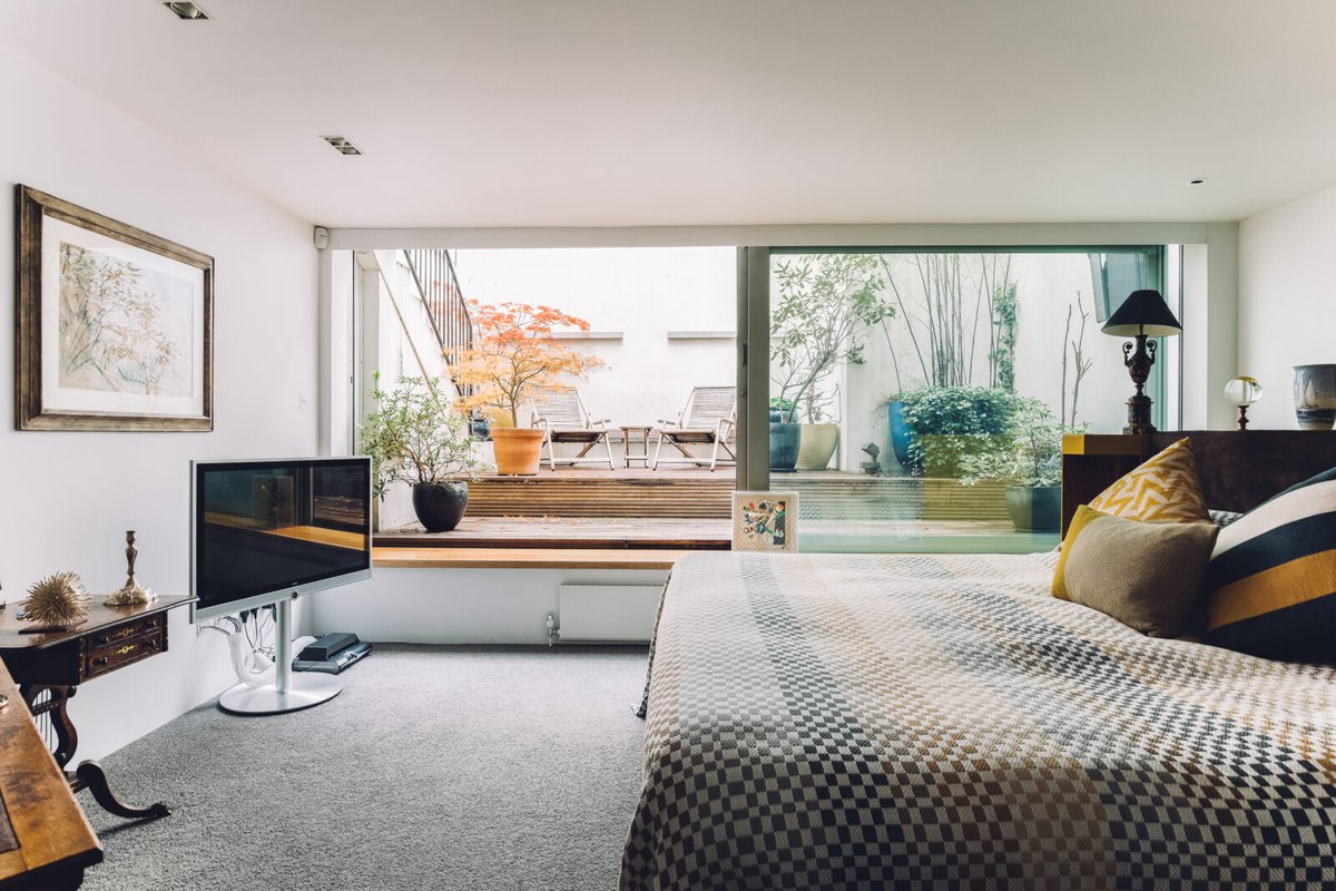 Stacks_London's tweet photo. Studio House is a beautiful light-filled former artist’s studio which occupies an incredibly private corner of Strathmore Gardens, a quiet no-through road located minutes from Notting Hill Gate and Kensington Gardens https://t.co/yLGa0aNWnd
#studiohouse #incrediblelondon https://t.co/sS1CF64bzP