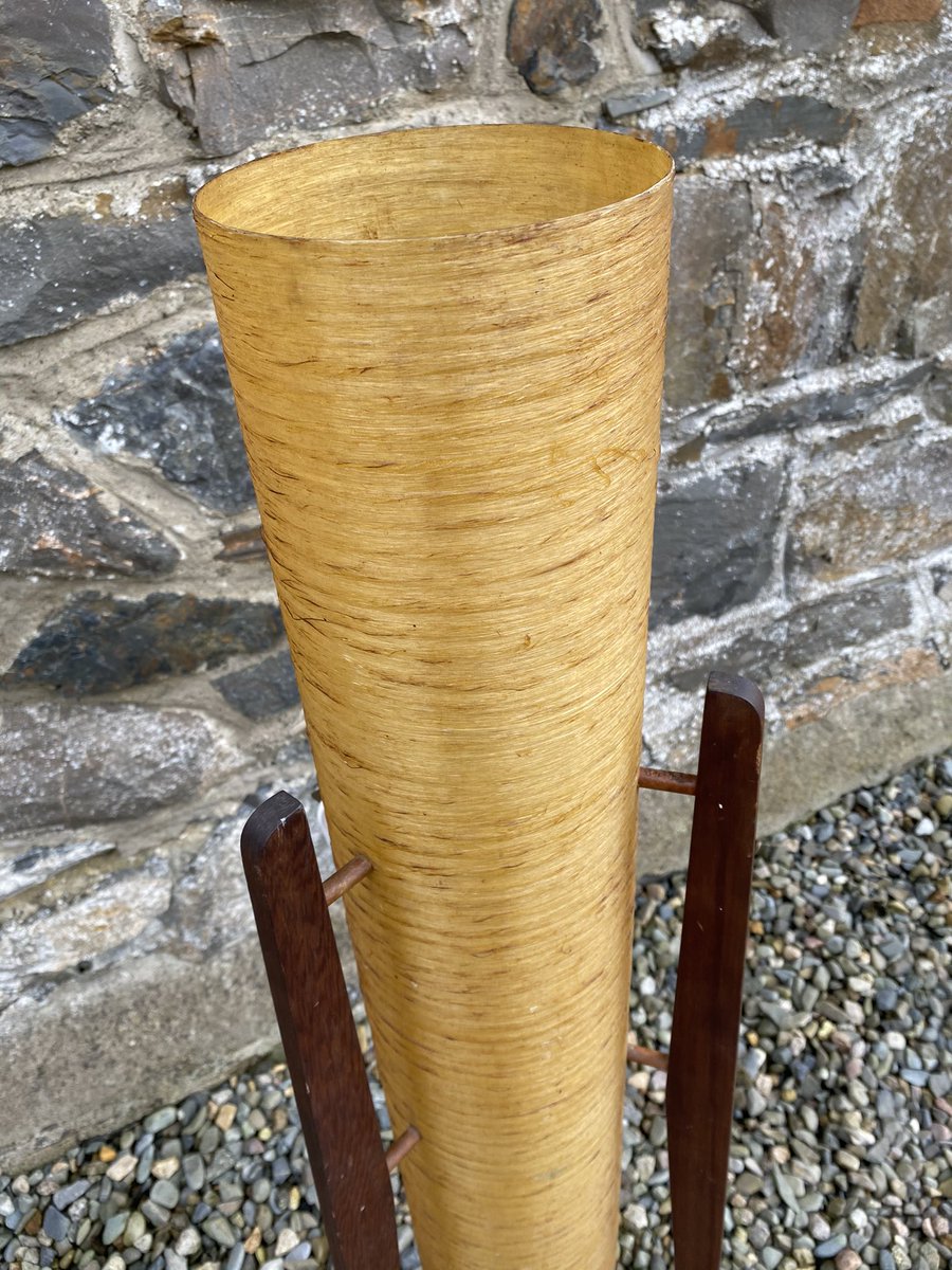 CottageCurios's tweet photo. ⭐️ROCKETMAN⭐️

Vintage mid-century rocket lamp. Retro design typical of the c.1960s  aesthetic, this modern fiberglass and teakwood floor lamp is in perfect working order and throws out the most beautiful warm light. 110cm high. DM for enquiries. https://t.co/mVmS6658xi