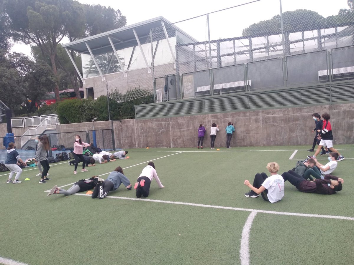 LiceoEuropeo's tweet photo. Secundaria y Bachillerato realizan un circuito de fuerza general, además de conocer los tipos de contracción muscular.
#Isometrica #Concentrica #Excentrica https://t.co/q9ofg4vFTm