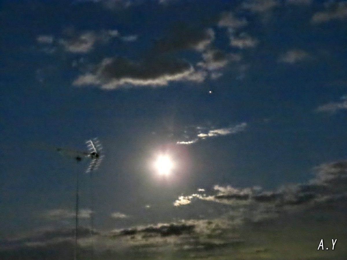 yumeasutw's tweet photo. ブルーモーメント💙の
 #夕空 に昇る🌔 #小望月 （月齢13.5）と、お月様の右上に🌟 #火星 が輝いています。

#月 #moon
#夜空 #宙の名前
#雲の教室
#ブルーアワー
#トワイライト
#夕暮れ
#黄昏時
#市民薄明
#a2020 #a1030 #a202010 #a2020105 https://t.co/n5cjcrZ6hv