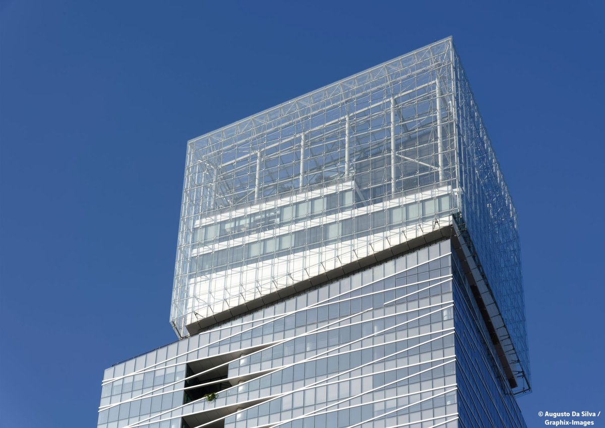 VINCIConstrucFR's tweet photo. #GestedOr 2020
Haute de 165 m, la #TourSaintGobain #LaDefense reçoit le Geste d’Or Architecture, Innovation & Matière➡️Le prix récompense les techniques constructives inédites mises en œuvre par notre filiale #Bateg, l’#architecture audacieuse & l'enveloppe de verre de la tour🙌 https://t.co/0M3VVg0nzd
