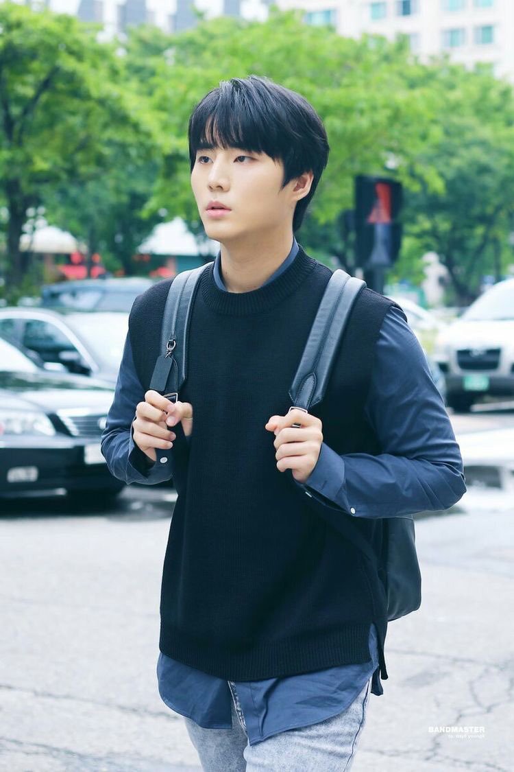 Youngk as that college boyfriend — a thread.  #MAMAVOTE  #Day6