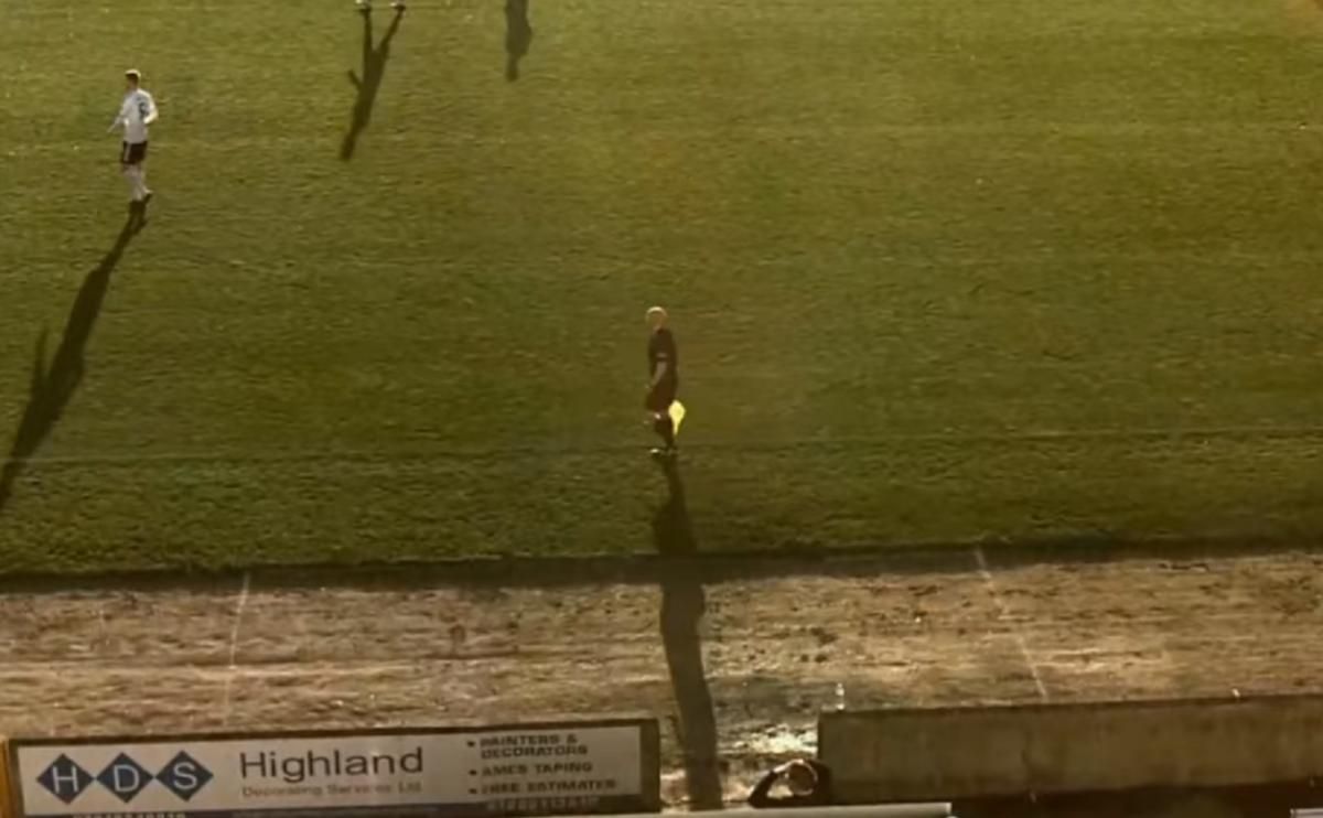 computerhoy's tweet image. Una inteligencia artificial falla: la cámara programada para seguir al balón se confunde con el árbitro calvo. buff.ly/37U74sL