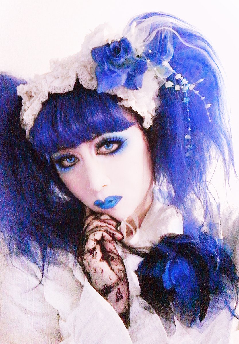 Moi Dix Mois Mana Malice Mizer ｍana様のガーデニアのコスプレをしてみました っていうか本人じゃん 微笑 倉庫を整理してたらこのウイッグが出てきまして こうなったら年前の私のコスでもしてみるか ハロウィンだしみたいな感じな勢いでして