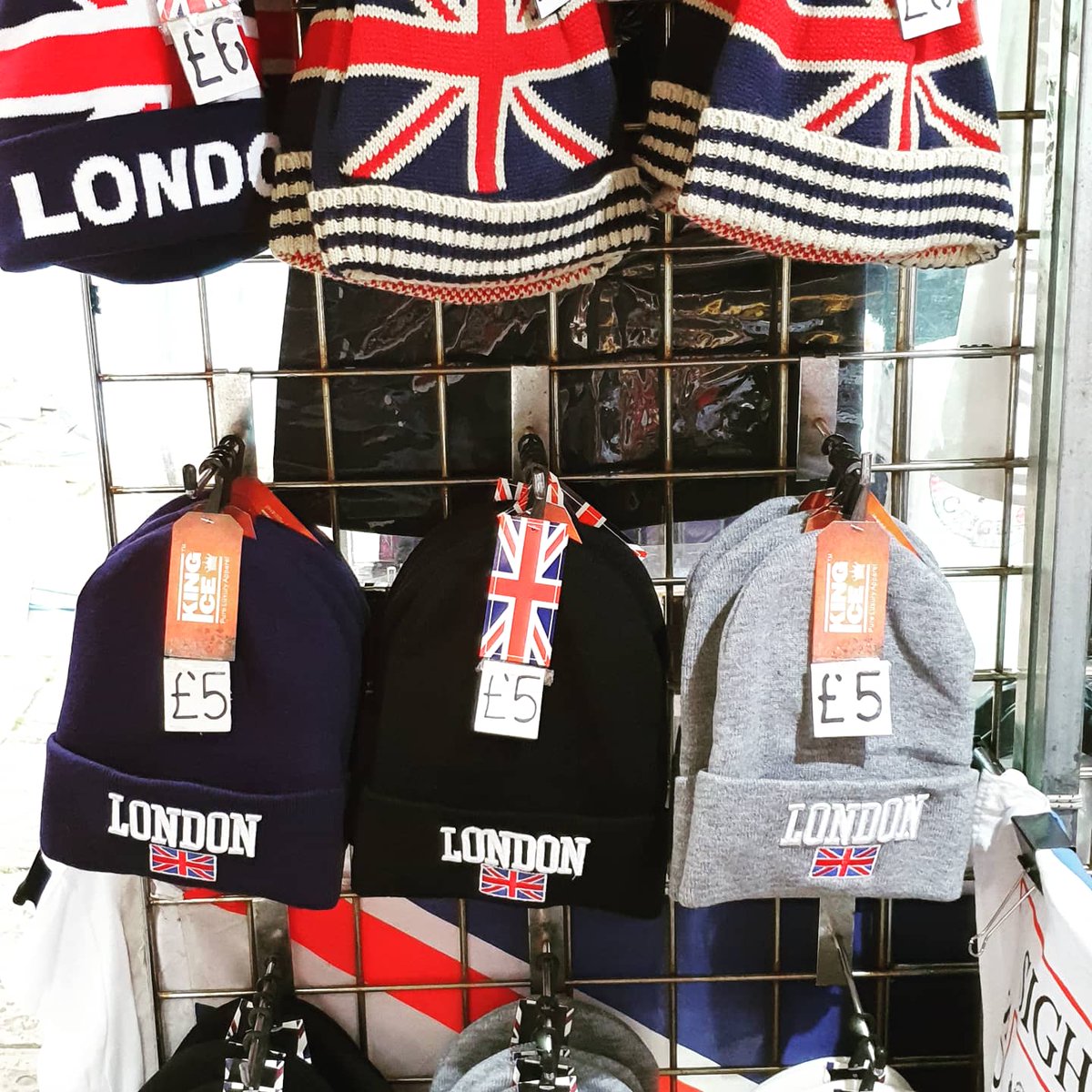 Visiting London? Take a piece of memorabilia and make your trip unforgettable. Find jumpers, beanies, scarfs and other garments with top 🇬🇧 designs

#londonisopen
#piccadillymarket 
#piccadillymarketlondon 
#piccadillycircus 
#visitlondon
#explorelondon
#london
#stjameschurch