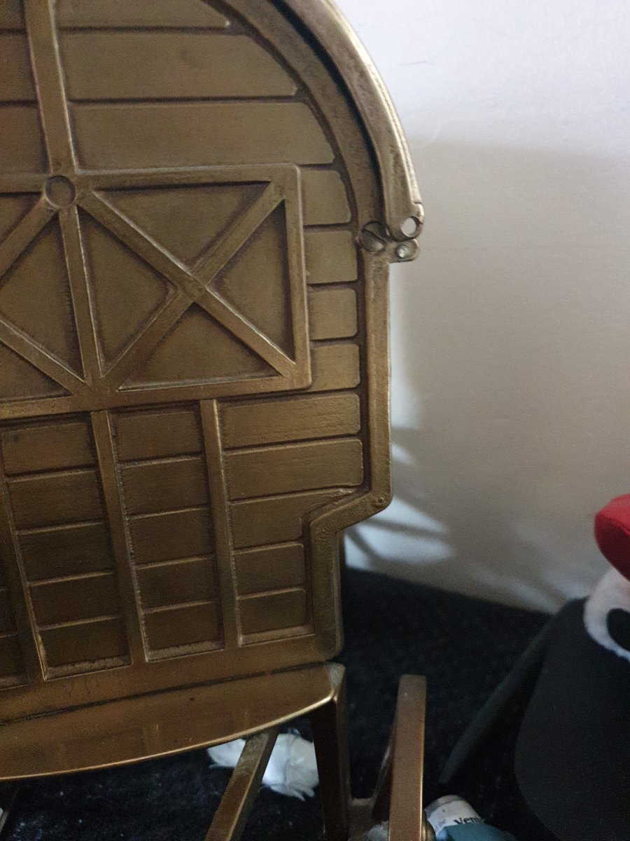SandraGiles3's tweet photo. @TheRepairShop morning guys
Can you give me any advise on cleaning and repairing to 2 tiny hinges on this please? https://t.co/PO5VaGJOEJ