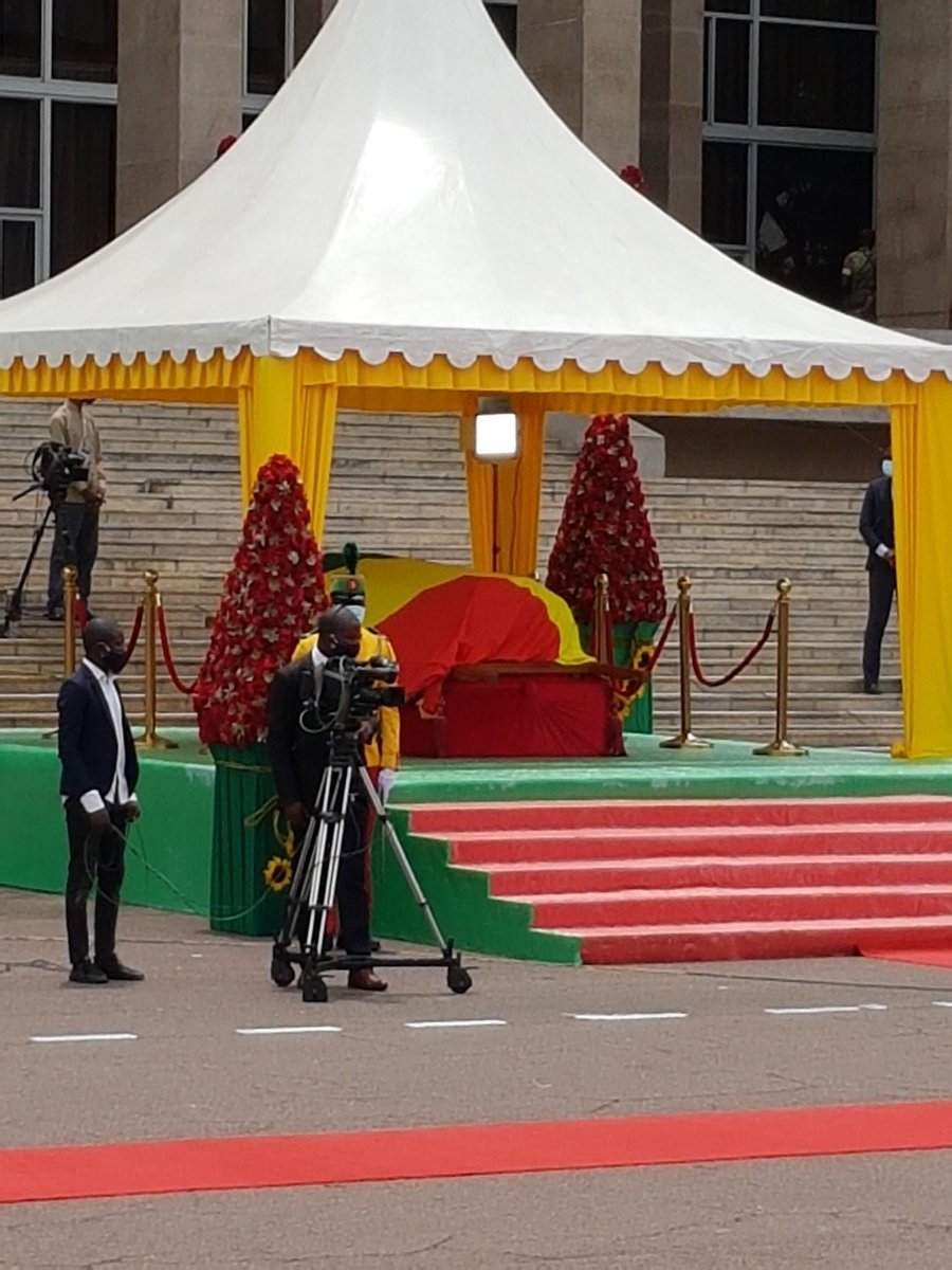DoukagaDestine1's tweet photo. Hommages officiels de la République à feu #Jacques #Joachim #YHOMBY #OPANGO, ancien Président de la République du Congo.
Pensée profonde de la nation émue et éplorée.
🇨🇬🕯 https://t.co/S7Jl8ot6LK