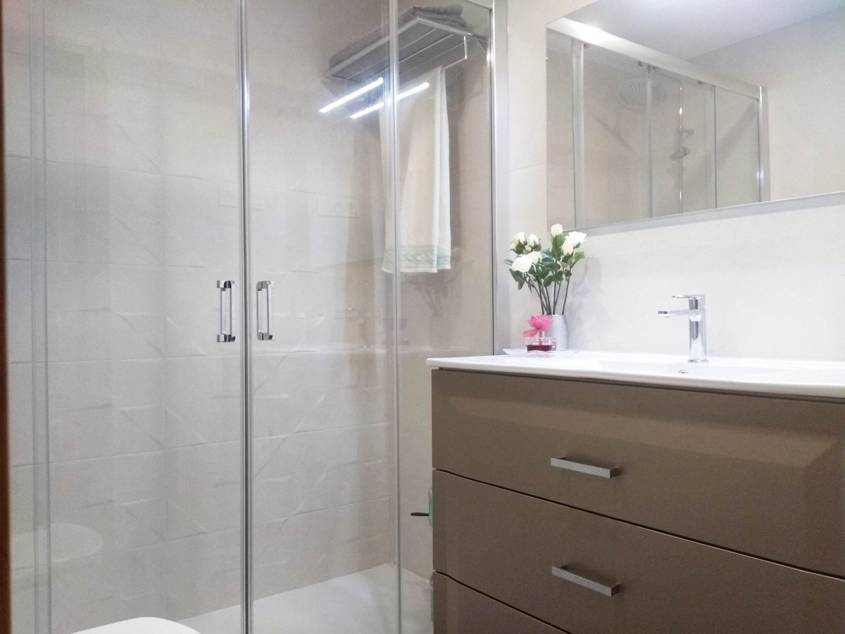 Os mostramos algunos de los proyectos de pequeñas reformas que hemos hecho este año. En este caso se trata de una cocina por la zona de Carabanchel, y un baño en Fuenlabrada. ¡Esperamos que os gusten!