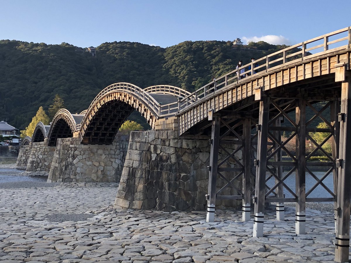 Onslaught 山口 県出張 時間のない中移動の合間に無理やり錦帯橋まで足を運んだ 渡っている時間無かったので橋の袂で激写 遠くに山城の岩国城が見える 山口といえば長州 長州 といえば吉田松陰 ということで吉田松陰串だんごを買いました