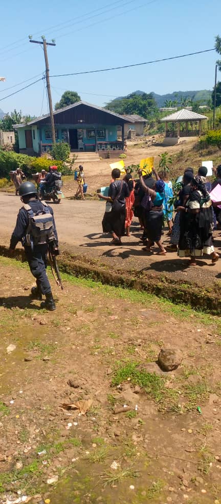 MimiMefoInfo's tweet photo. Happening now in Bangem, Kupe Manengouba, South West region of Cameroon 

Several women dressed in black, are now marching towards the "town square".

#EndAnglophoneCrisis 
#Kumba 
#Cameroon https://t.co/kDl2UcYt34