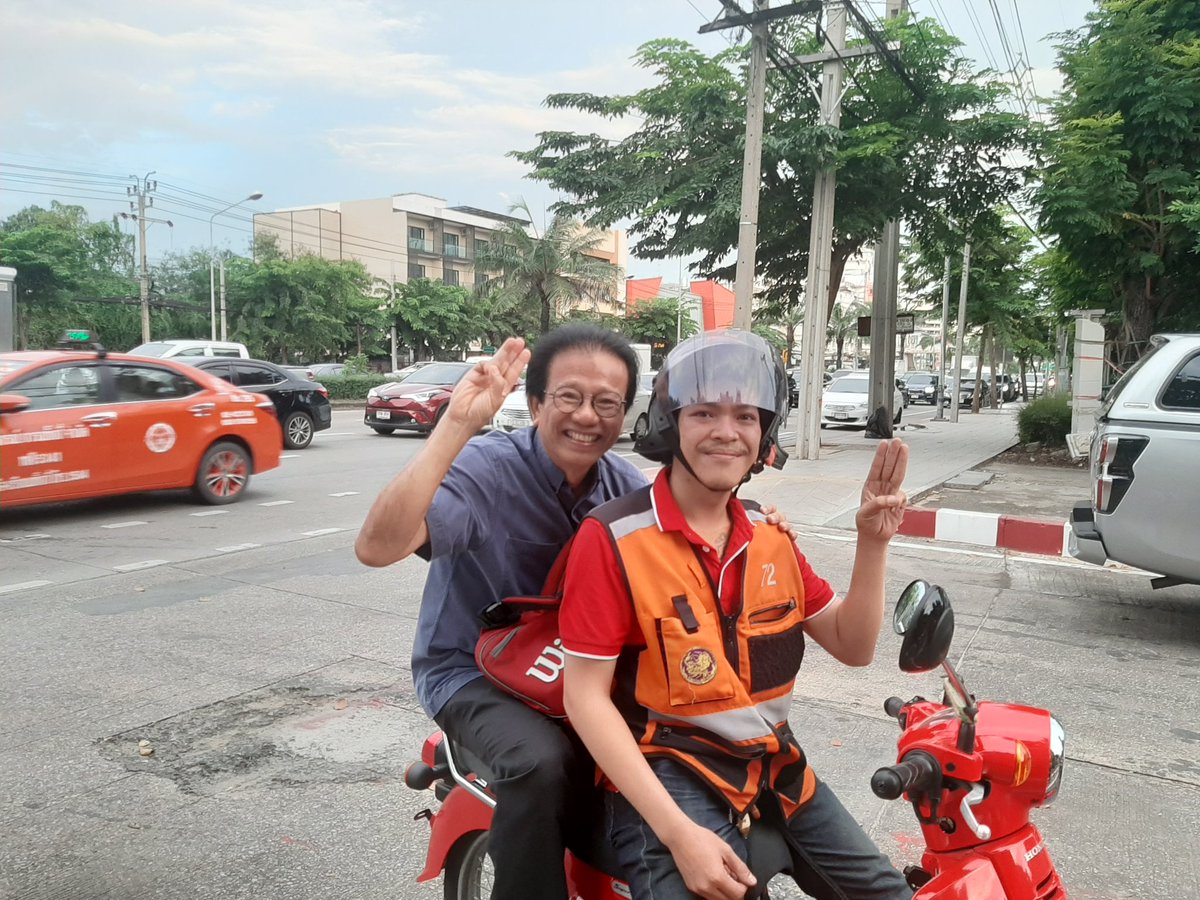 นั่งมอเตอร์ไซค์มารอรับรุ้ง ไมค์ เพนกวิน น้องบอกว่าขอไม่เก็บเงิน ขอมีส่วนร่วมในการสนับสนุนน้องๆ ถาเป็นความภูมิใจของน้องก็ยินดีครับ ขอบคุณครับ