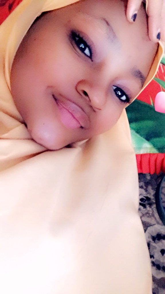 teemaah_garba's tweet image. May the beauty of islam fill our life with joy, peace and happiness ❤️🌹 Jumaat Mubarak 🌻