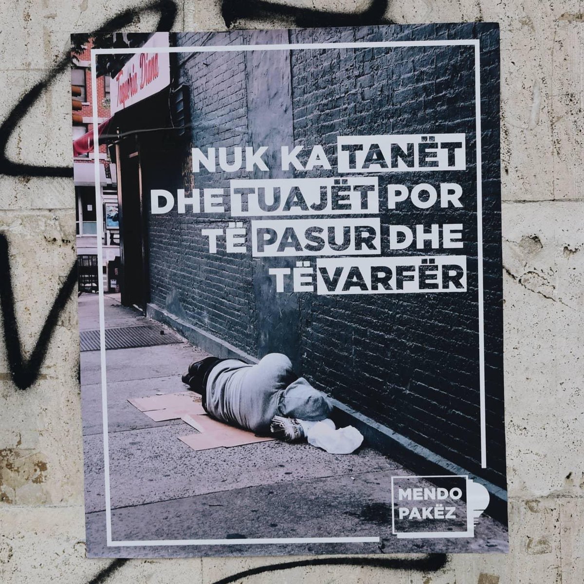 “Mendo pakëz”, një 19 vjeçare nga Tetova nëpërmjet posterave, jep porosi dhe e sfidon mentalitetin e masës portalb.mk/715078-mendo-p…