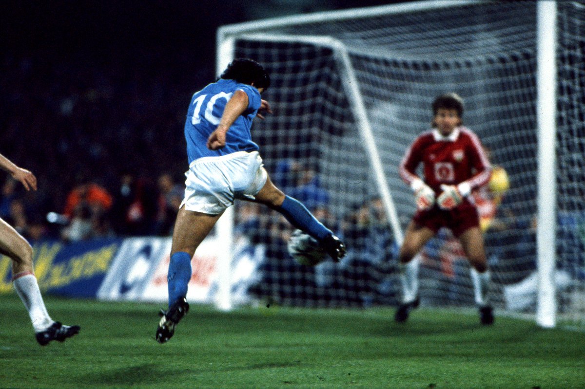 EuropaLeague's tweet photo. 🇦🇷 Happy 60th birthday to Napoli legend Diego Maradona! 🔵

🏆1⃣9⃣8⃣9⃣

#HBD | #UEL https://t.co/2XBHrZkCTd