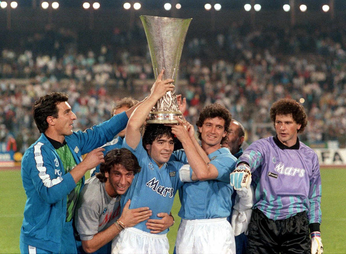 EuropaLeague's tweet photo. 🇦🇷 Happy 60th birthday to Napoli legend Diego Maradona! 🔵

🏆1⃣9⃣8⃣9⃣

#HBD | #UEL https://t.co/2XBHrZkCTd
