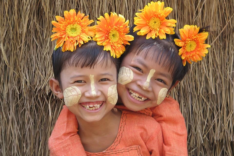 MyanmarTM's tweet photo. Smiles are contagious! ✨✨
These serene, beautiful, hearty smiles and hospitable nature of Myanmar people are so fabulous and one of the most well-known attractions of Myanmar. 😍 🇲🇲 ✨

#MyanmarBeEnchanted
#VisitMyanmarLater
#Myanmarpeople
#stayathome https://t.co/ex4rlOksc2