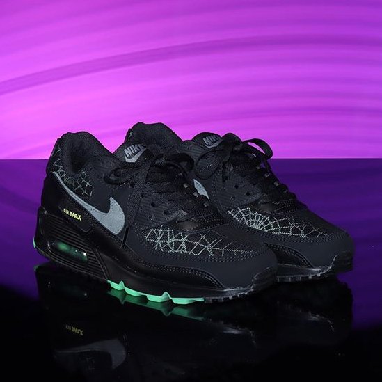 国内 10/31発売】 アッパーには蜘蛛の巣をイメージしたデザイン ナイキ