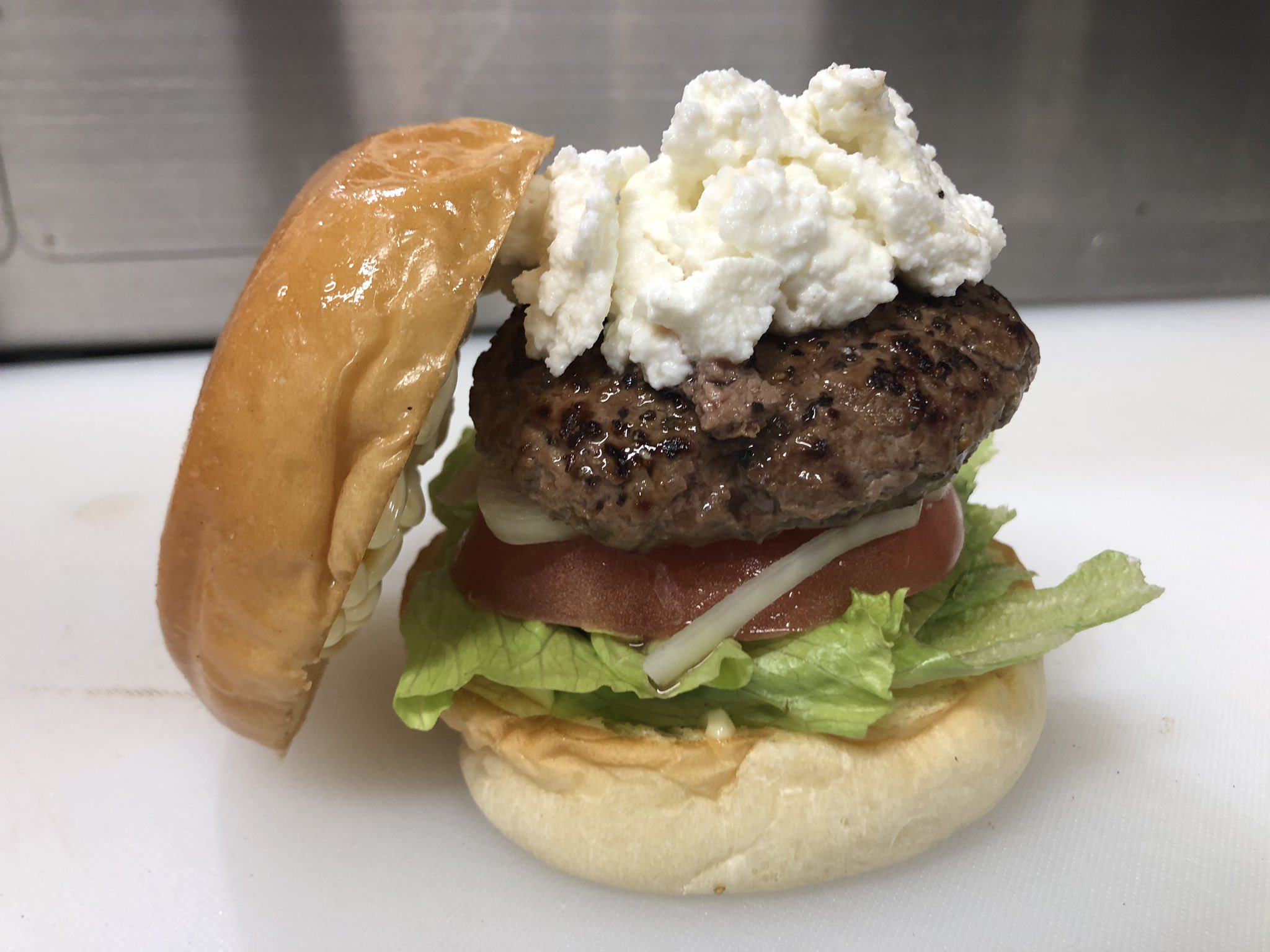 手作りハンバーガー専門ブコウスキー 本庄店 スライダーを楽しもう やまなみチーズ工房 編 其の二はリコッタチーズです 味はサッパリとしてミルキー いわゆるチーズバーガー系の味を求めてはいけないチーズですね バーガーにした感想として 手作りハンバーガー専門ブコウスキー 本庄店 スライダーを楽しもう やまなみチーズ工房 編 其の二はリコッタチーズです 味はサッパリとしてミルキー いわゆるチーズバーガー系の味を求めてはいけないチーズですね バーガーにした感想として