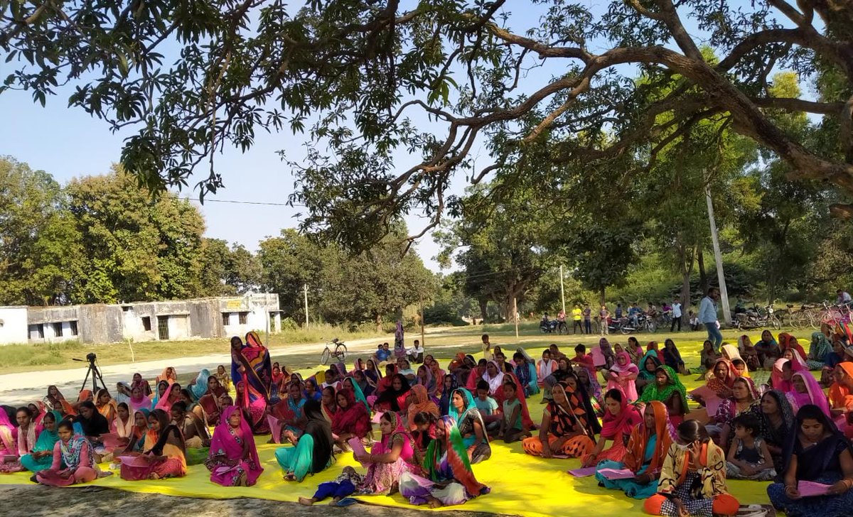 ayodhya_police's tweet photo. #मिशनशक्ति (नारी सुरक्षा,नारी सम्मान,नारी स्वावलंबन)

#MissionShakti के अन्तर्गत थाना तारून व महिला थाना द्वारा महिलाओं/छात्राओ को #UPPolice की सेवाओं जैसे 
@wpl1090,181,@112UttarPradesh,@CMHelpline1076
 व #मिशनशक्ति के उद्देश्यो के बारे मे जागरूक कर पम्पलेट वितरित किया गया। https://t.co/4XpFdgGpyU