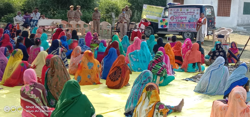 ayodhya_police's tweet photo. #मिशनशक्ति (नारी सुरक्षा,नारी सम्मान,नारी स्वावलंबन)

#MissionShakti के अन्तर्गत थाना तारून व महिला थाना द्वारा महिलाओं/छात्राओ को #UPPolice की सेवाओं जैसे 
@wpl1090,181,@112UttarPradesh,@CMHelpline1076
 व #मिशनशक्ति के उद्देश्यो के बारे मे जागरूक कर पम्पलेट वितरित किया गया। https://t.co/4XpFdgGpyU
