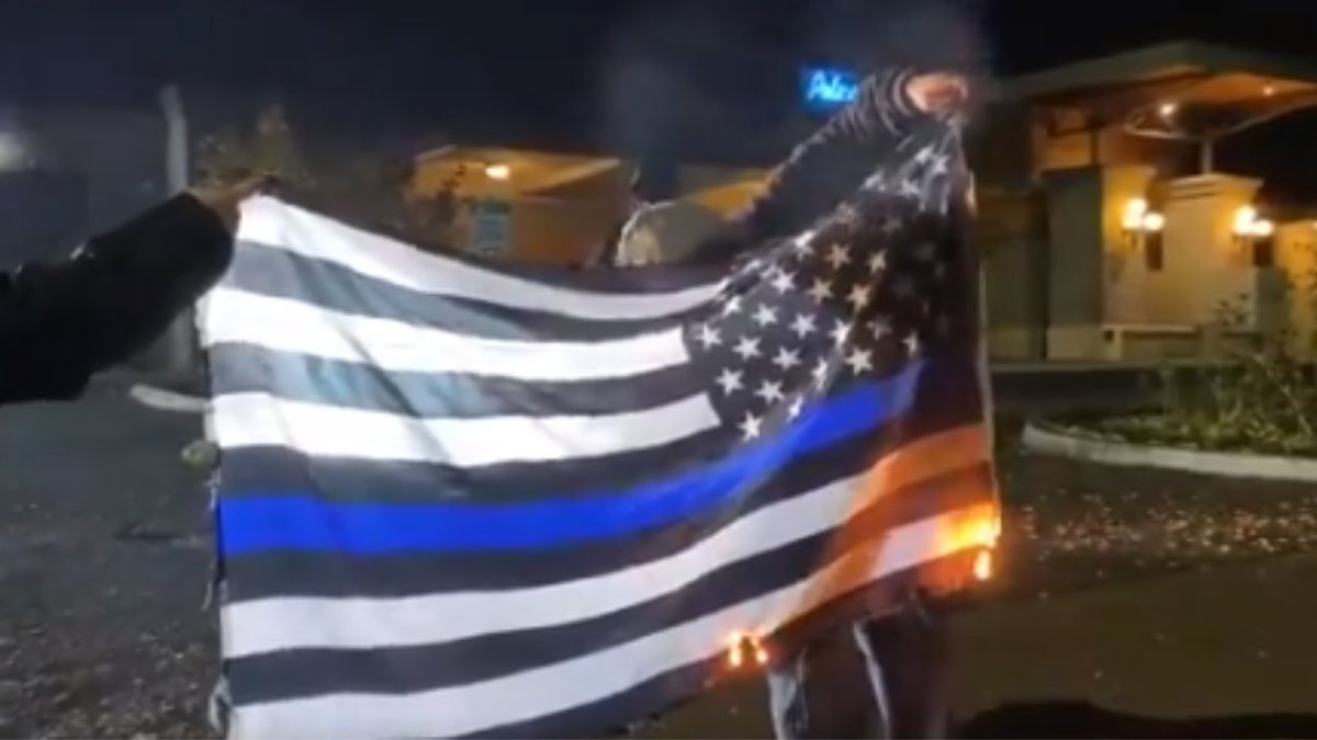 lennblue's tweet photo. (VIDEOS) Portland Riots Continue, Thin Blue Line & American Flags Up In Flames
#BackTheBlue #ThinBlueLine #DefendPolice #LawAndOrder
https://t.co/InlmyiomeC
Follow @lennblue for more #TrueBlueNews https://t.co/9juOcLVb36