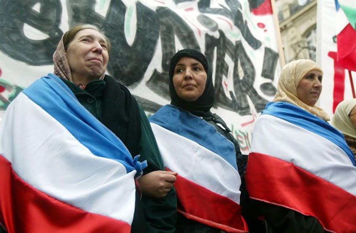 Tapi bagi imigran baharu, laïcité = masalah, terutamanya bagi imigran dari tempat yang lebih konservatif dalam beragama. Chechen misalnya.Kemasukan imigran Muslim yang makin ramai membawa kepada far-right macam Parti Front National (FN) yang kini diketuai oleh Marine Le Pen.