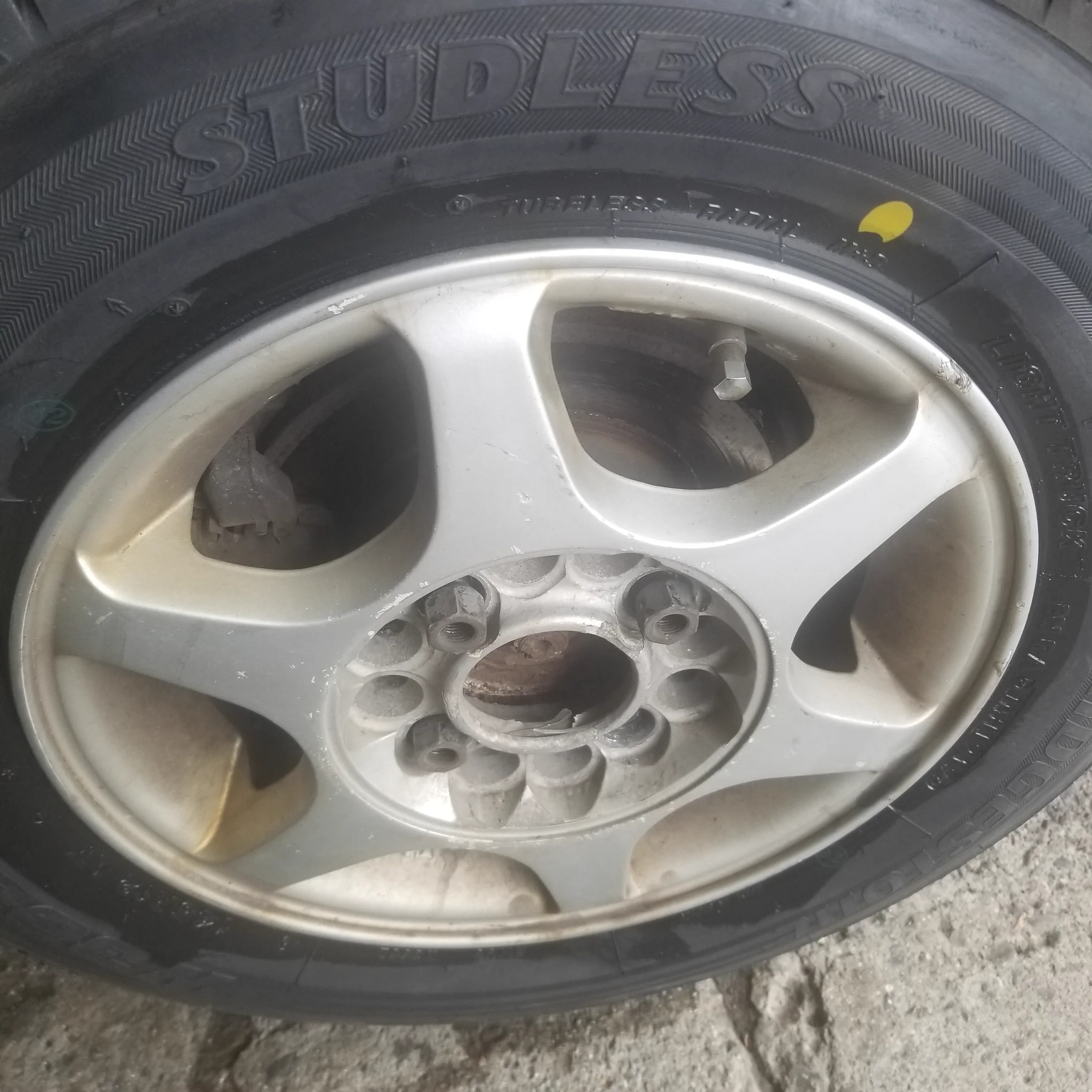 来週から、サロマに出張なので、BSに冬タイヤ組み換え　４本で税込み4000円　
雪道嫌だなぁ(* >ω<)  