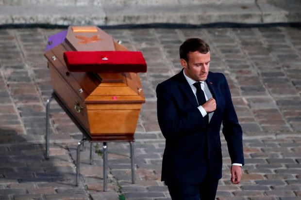 Kali ini, tindakan Macron memberi penghormatan tertinggi kepada Paty yang mati dibunuh dianggap sebagai pengiktirafan tindakan Paty. Tapi dari sudut pandang Macron, dia beri penghormatan sebab Paty maut mempertahankan asas negara Perancis iaitu laïcité.