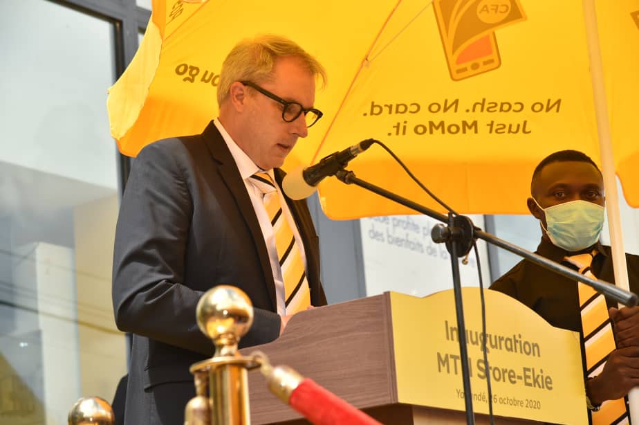 MTNCameroon's tweet photo. "Au #MTNStore d’Ekié, vous aurez accès aux opérations Mobile Money sans interruption. De jour comme de nuit... Oui, je dis bien tous les jours de la semaine et à n’importe quelle heure" a promis @StephenBlewett, DG de @MTNCameroon.
#TogetherWeManage https://t.co/66g0sBt3C3