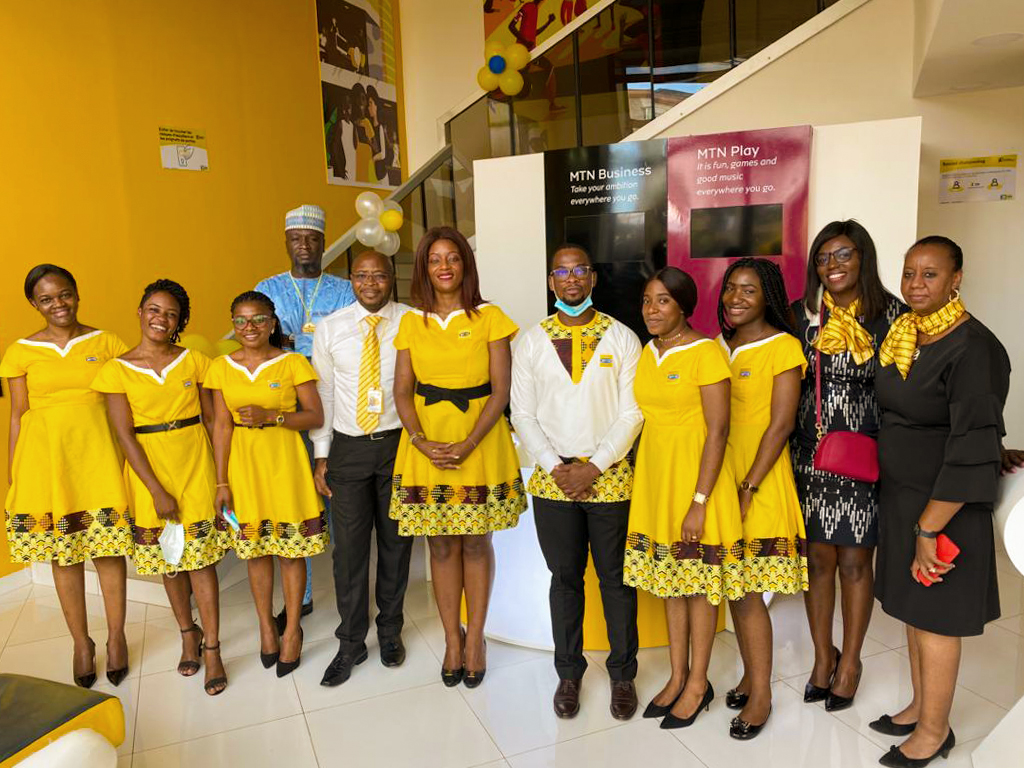 MTNCameroon's tweet photo. Avec le #MTNStore d’Ekié, @MTNCameroon dispose désormais de 6 agences à Yaoundé et 23 à travers le pays. Auxquelles s'ajoutent des milliers de point d’accès des partenaires de la distribution à travers les dix régions du pays.
#ToogetherWeManage https://t.co/mPwv7XbdUn