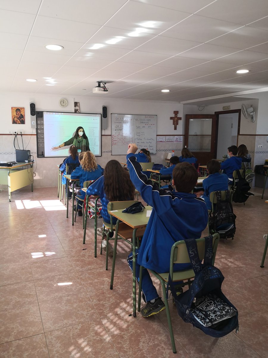 ensenarhistoria's tweet photo. ¿Estudiar los verbos y conjugaciones 🙄 o jugar al bingo🤪? ¿Y si juntamos ambas cosas🤯? @mcarmenclaret #ambitolinguísticosocial Dándole la vuelta a todo 🤸‍♀️🤸‍♂️ https://t.co/OOUzZShKwe