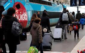 alainkrakovitch's tweet photo. Je le redis : nos trains @OUIGO @TGVINOUI @Intercites sont maintenus pour ramener nos clients de leurs lieux de vacances. 
662 000 messages de confirmation ont été envoyés ce matin pour rassurer nos passagers. 
Les cheminots toujours à votre service en cette période compliquée. https://t.co/3Z9uRDzcBq