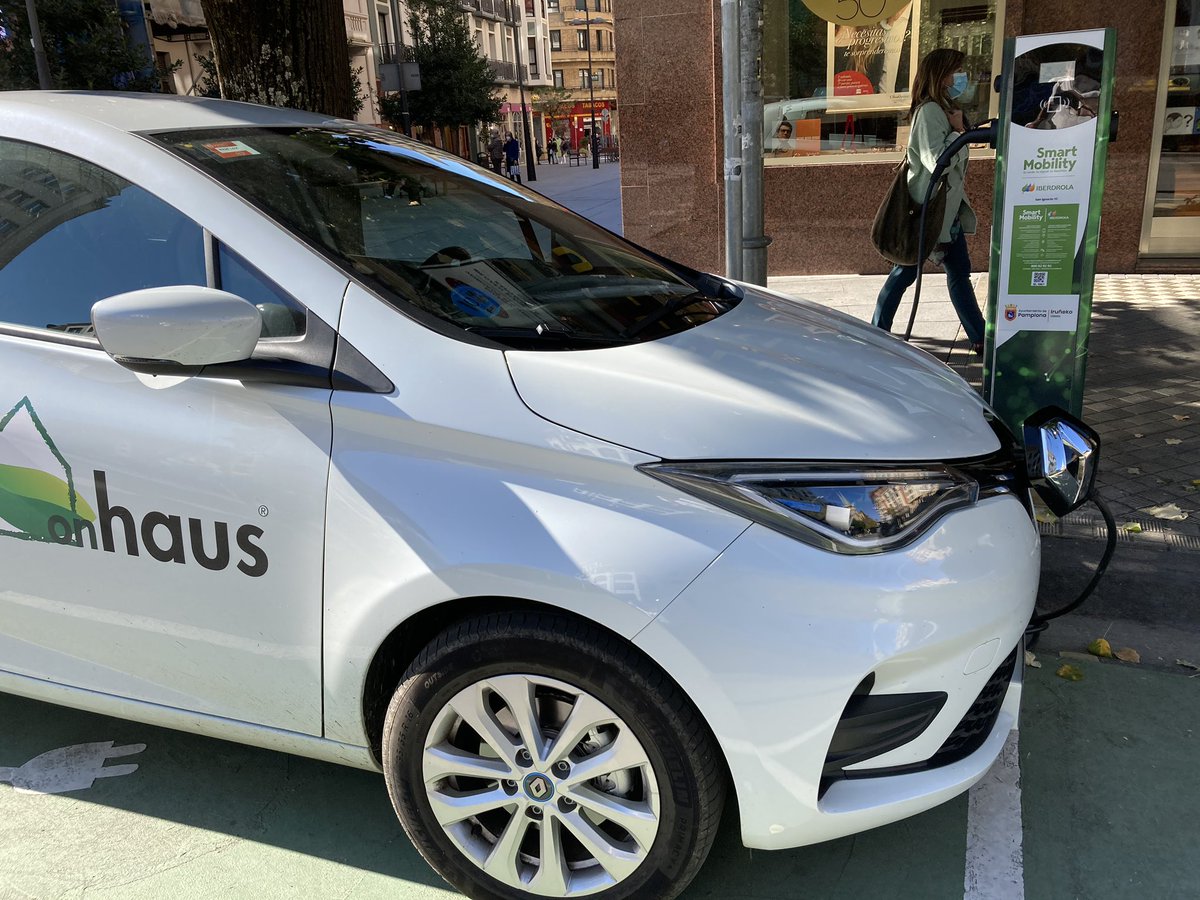 Koldo_Monreal_'s tweet photo. Primer día de carga eléctrica en el #zoe de @renault_esp en #pamplona. Compartiremos el coste y el resultado de @iberdrola De momento la expectación ha sido notoria. Mientras enchufa el coche 3 personas se han acercado para preguntar precios, costo, tiempo... https://t.co/vM3QwfR0UW