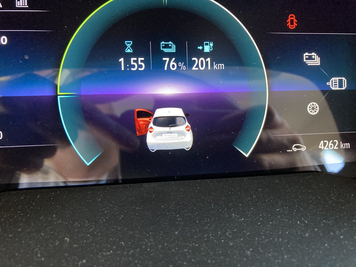 Koldo_Monreal_'s tweet photo. Primer día de carga eléctrica en el #zoe de @renault_esp en #pamplona. Compartiremos el coste y el resultado de @iberdrola De momento la expectación ha sido notoria. Mientras enchufa el coche 3 personas se han acercado para preguntar precios, costo, tiempo... https://t.co/vM3QwfR0UW