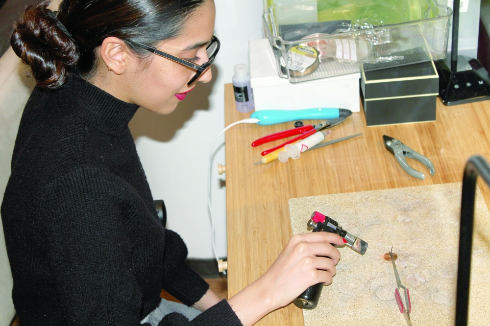 OmanEPress's tweet image. حنان سلطان: أعرض هويتي الثقافية من خلال استخدام اللبان لصنع المجوهرات
#جريدة_عمان 
 omandaily.om/?p=822065