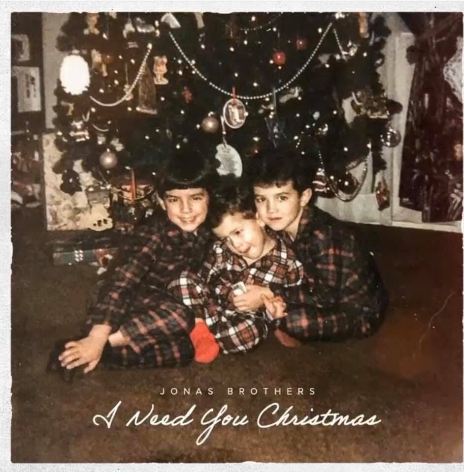 tbsitwoff's tweet photo. Les @JonasBrothers ont sorti une toute nouvelle chanson ! #INeedYouChristmas est maintenant disponible! 😻 https://t.co/fJze0Y1Q0C