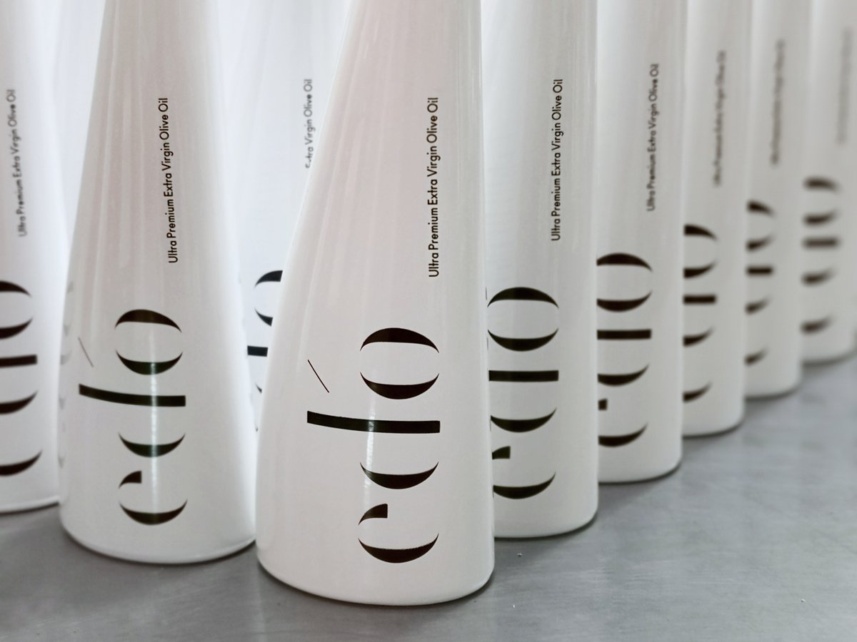 edooliveoil's tweet photo. Did you know that our handcraft passion goes above and beyond and every single ed'o bottle is filled manually by our team? Just this way we ensure the best care of the product and its quality, both inside and outside.

#harvesting #harvestingtime #newharvest #evoo #aove #oove https://t.co/735Z2glpT9